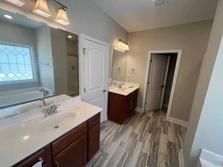 14829 Commonwealth Dr — Photo 10