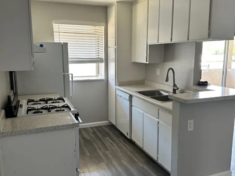 Chase Avenue East 960 — Photo 8