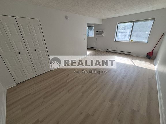 4th image of 922 Highland Ave #27