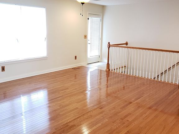 3rd image of 206 Creekvale Dr