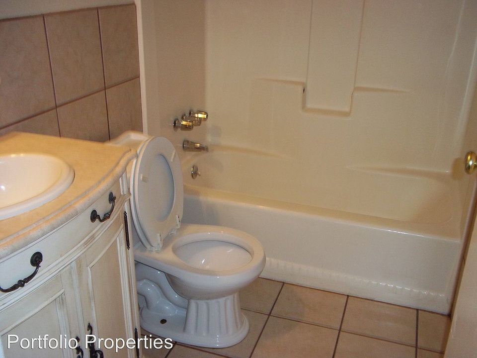2nd image of 1401 Woodrow Ave APT D