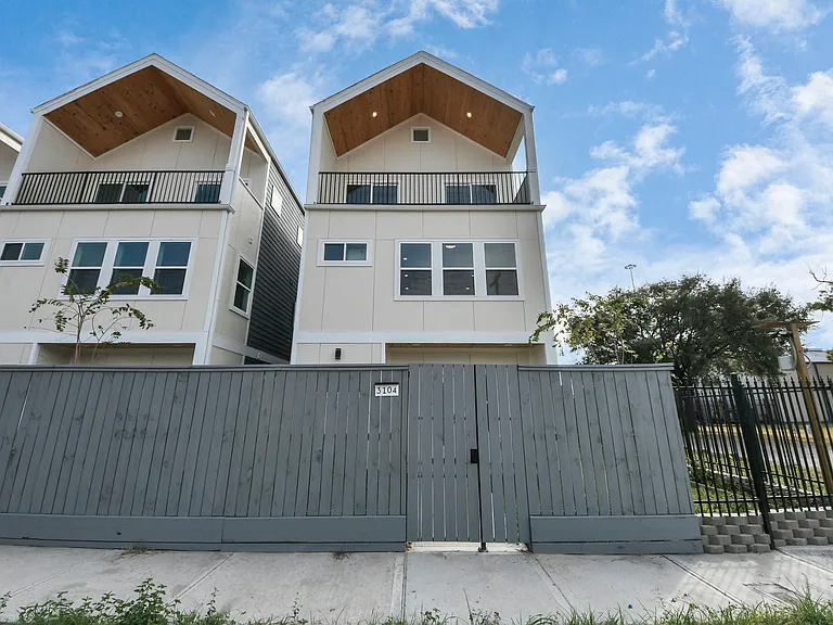 3806A Yale St — Photo 2