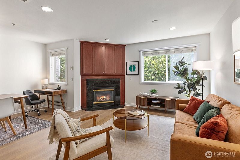 5th image of 717 E Denny Way #3A
