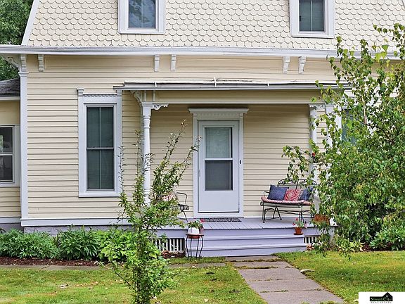 5th image of 527 Main St