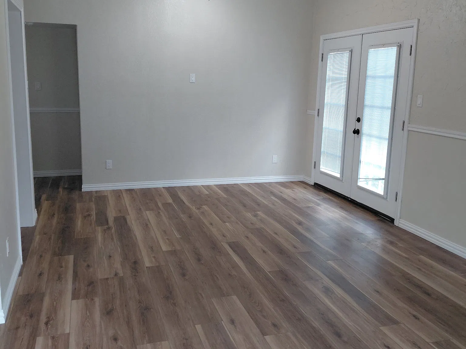 3 bed, 1034 sqft, $1,900 — Photo 2
