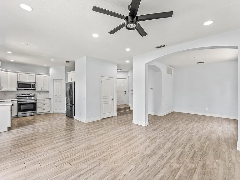 5477 Queenship Ct — Photo 12