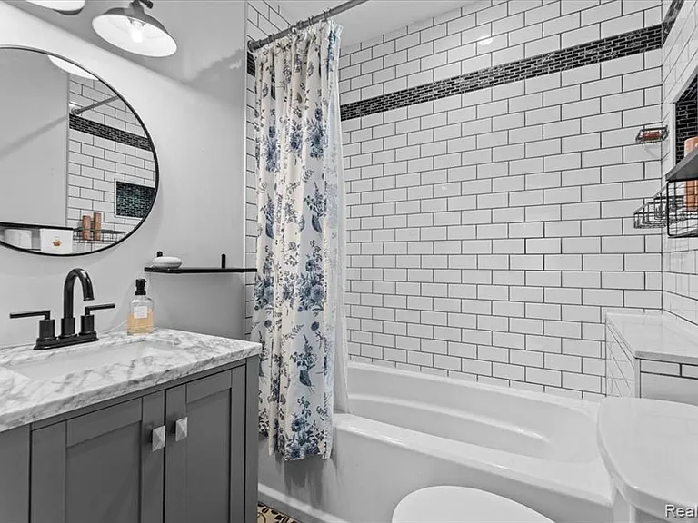 136 W Mapledale Ave — Photo 10