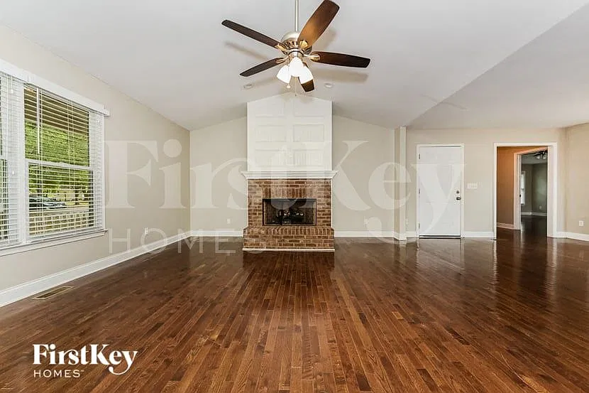 3 bed, 2.0 bath, 2299 sqft, $2,745 — Photo 4