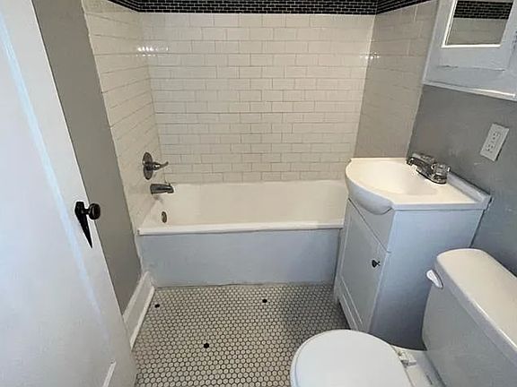 4th image of 1419 E Park Pl #A