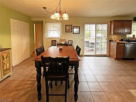 4th image of 140 Debbie Ln