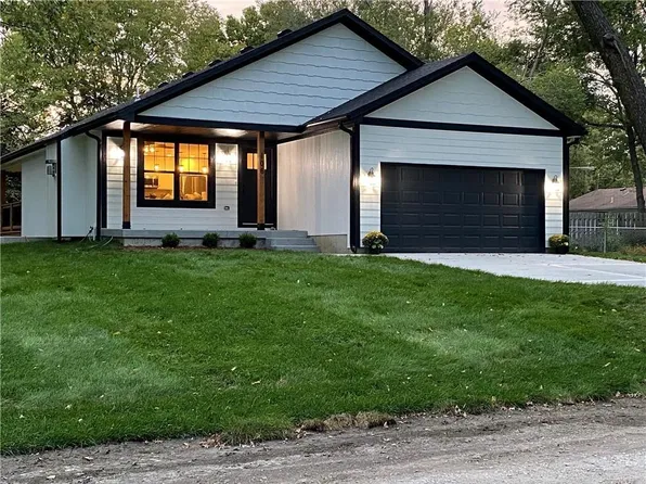 106 S 4th St, Cleveland, MO 64734