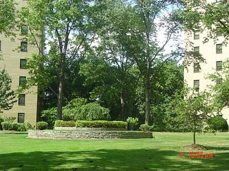 2nd image of 6 Fordham Hill Oval APT 8D