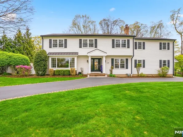 120 Tam O Shanter Dr, Mahwah, NJ 07430