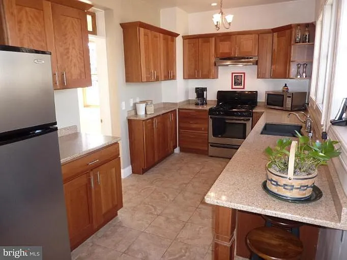 4 bed, 2.5 bath, 1800 sqft, $4,800 — Photo 3