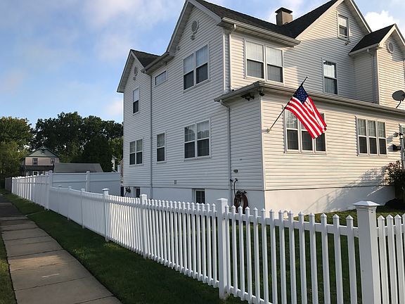 CORNER VIEW DOUBLE STREETS