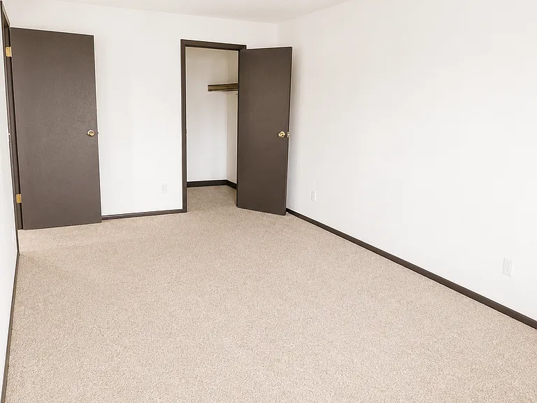 Canterbury Court Apartments — Photo 19