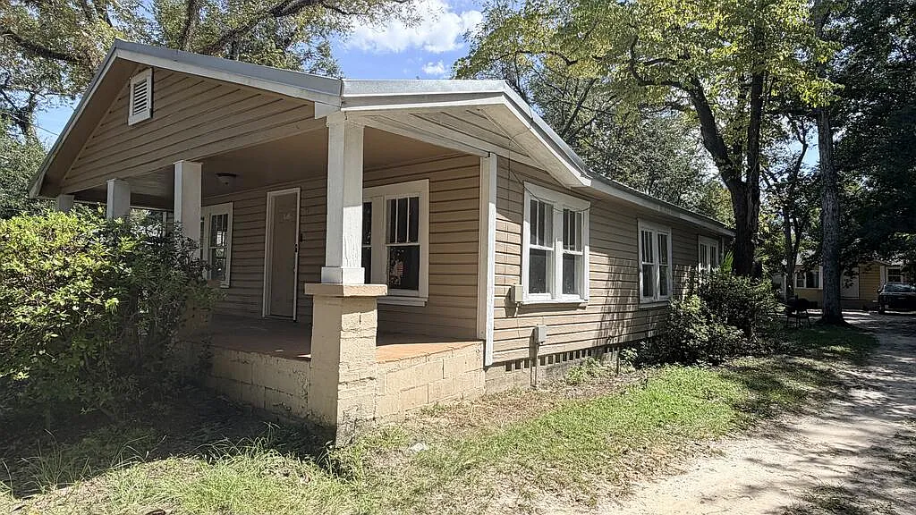 3 bed, 2.0 bath, 1385 sqft, $1,100 — Photo 1