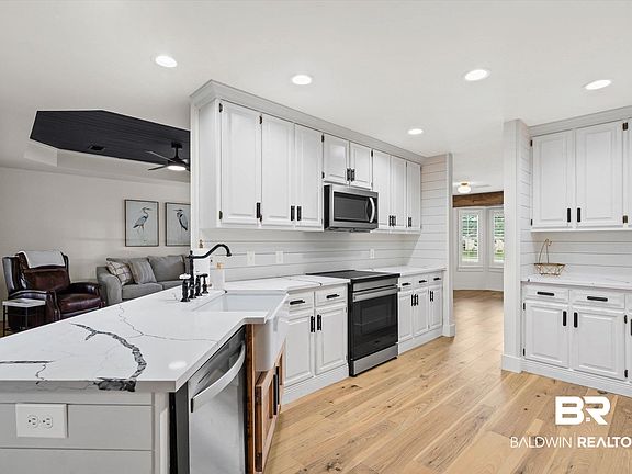3rd image of 9285 Lakeview Dr