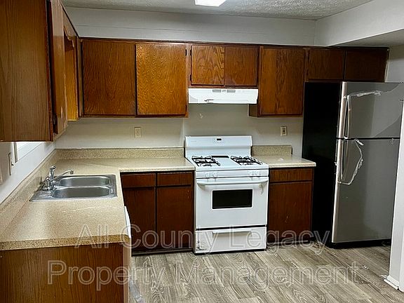 4th image of 2946 Spruce Cir