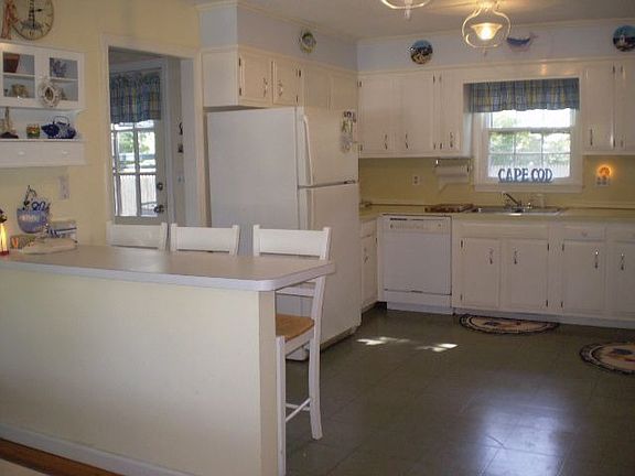 Kitchen with breakfast bar