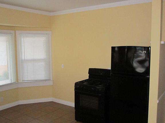 Bay window Kitchen w-stove and Frig