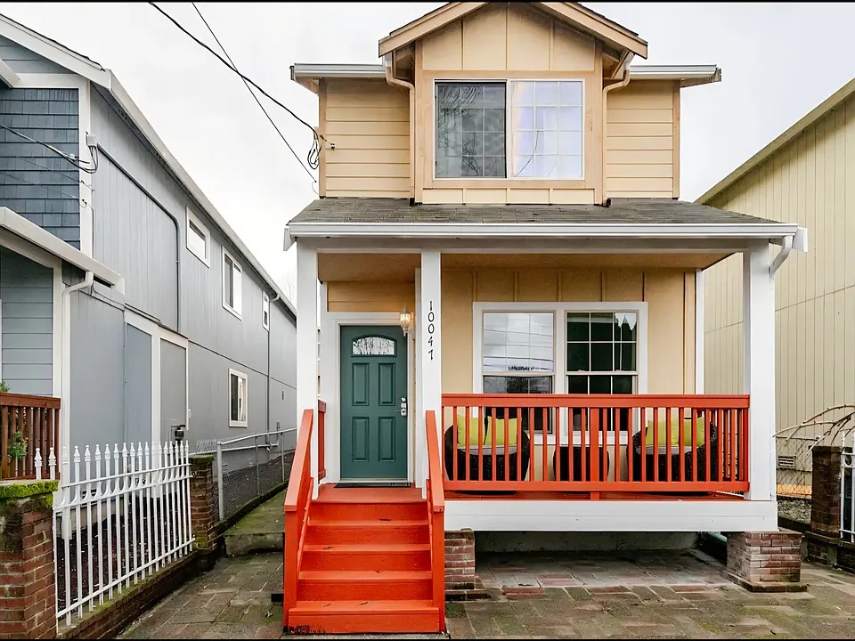10047 17th Ave SW