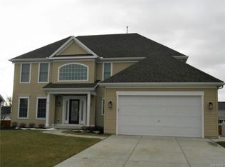 16 Jonquille Ct, Lancaster, NY 14086