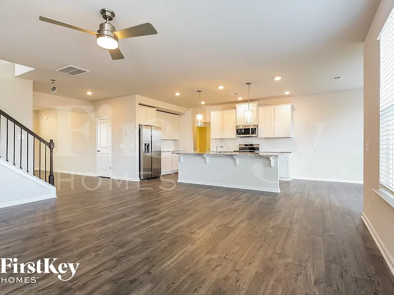 557 Hillpark Ln — Photo 5