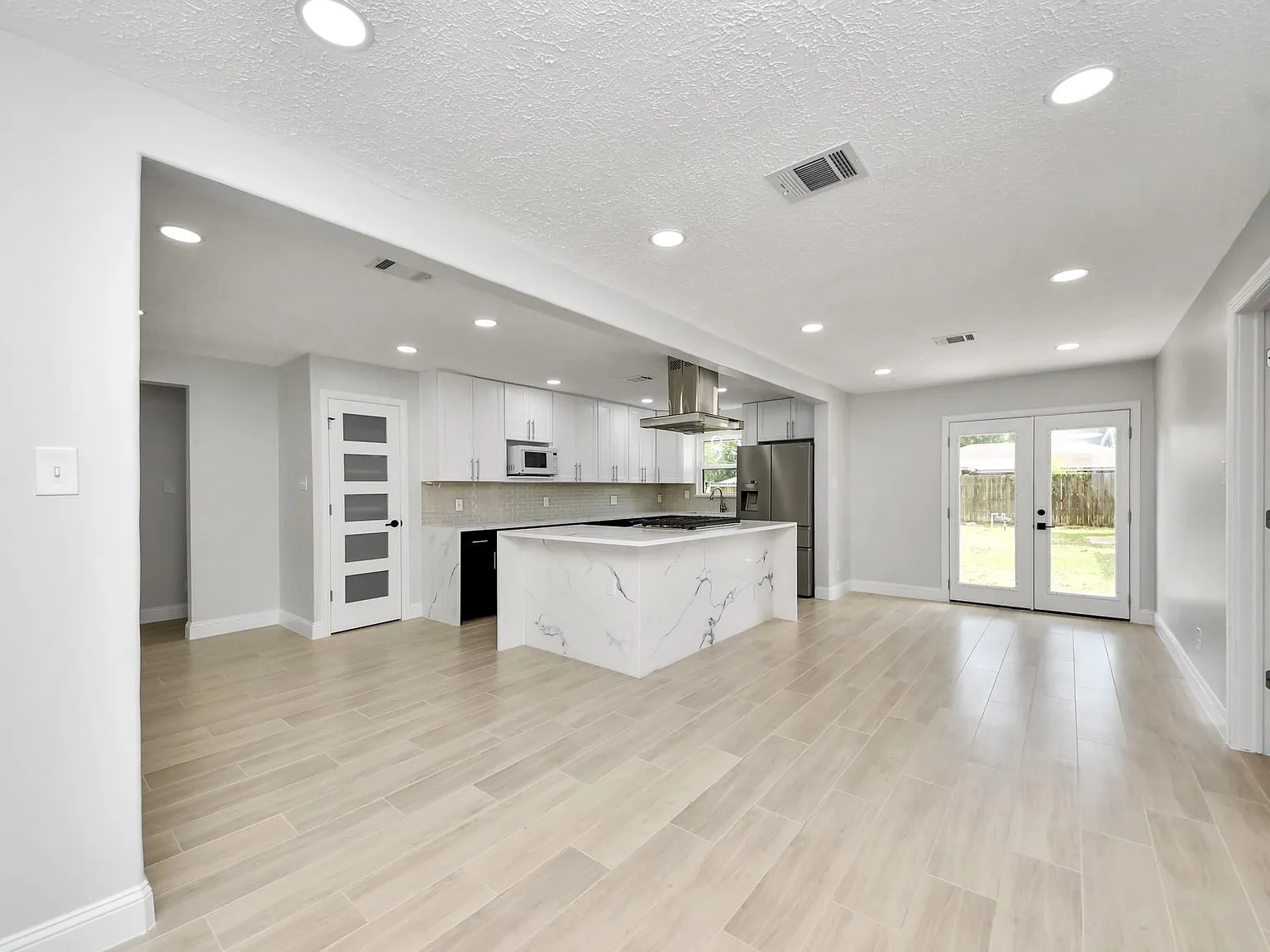 4 bed, 2.0 bath, 1648 sqft, $3,000 — Photo 2