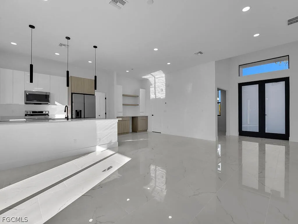 3 bed, 2.0 bath, 1646 sqft, $2,100 — Photo 3