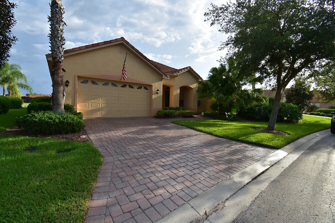 3 bed, 2.5 bath, 2450 sqft, $2,550 — Photo 3
