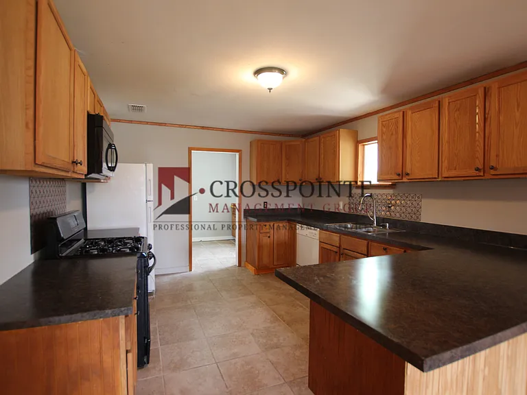 110 S Hunter St — Photo 21