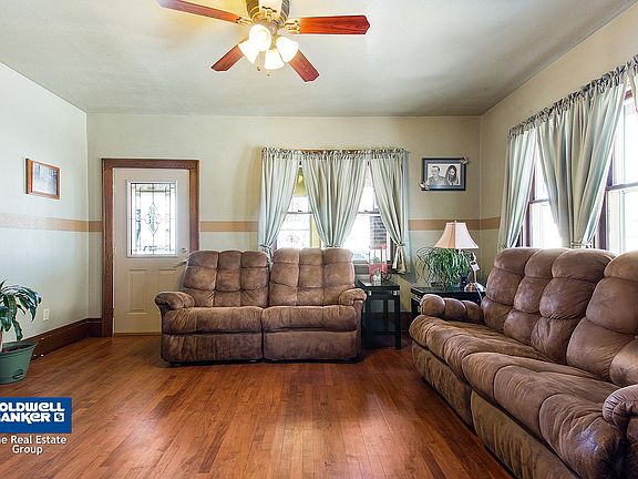 Gorgeous hdwd flrs in LR