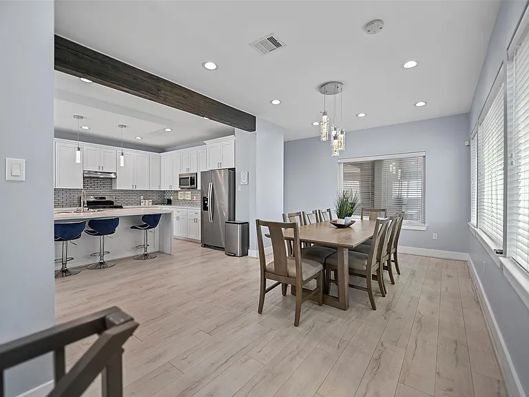2413 Pease St — Photo 10