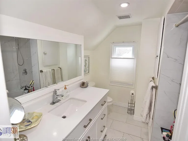 2471 Pillette Rd — Photo 35