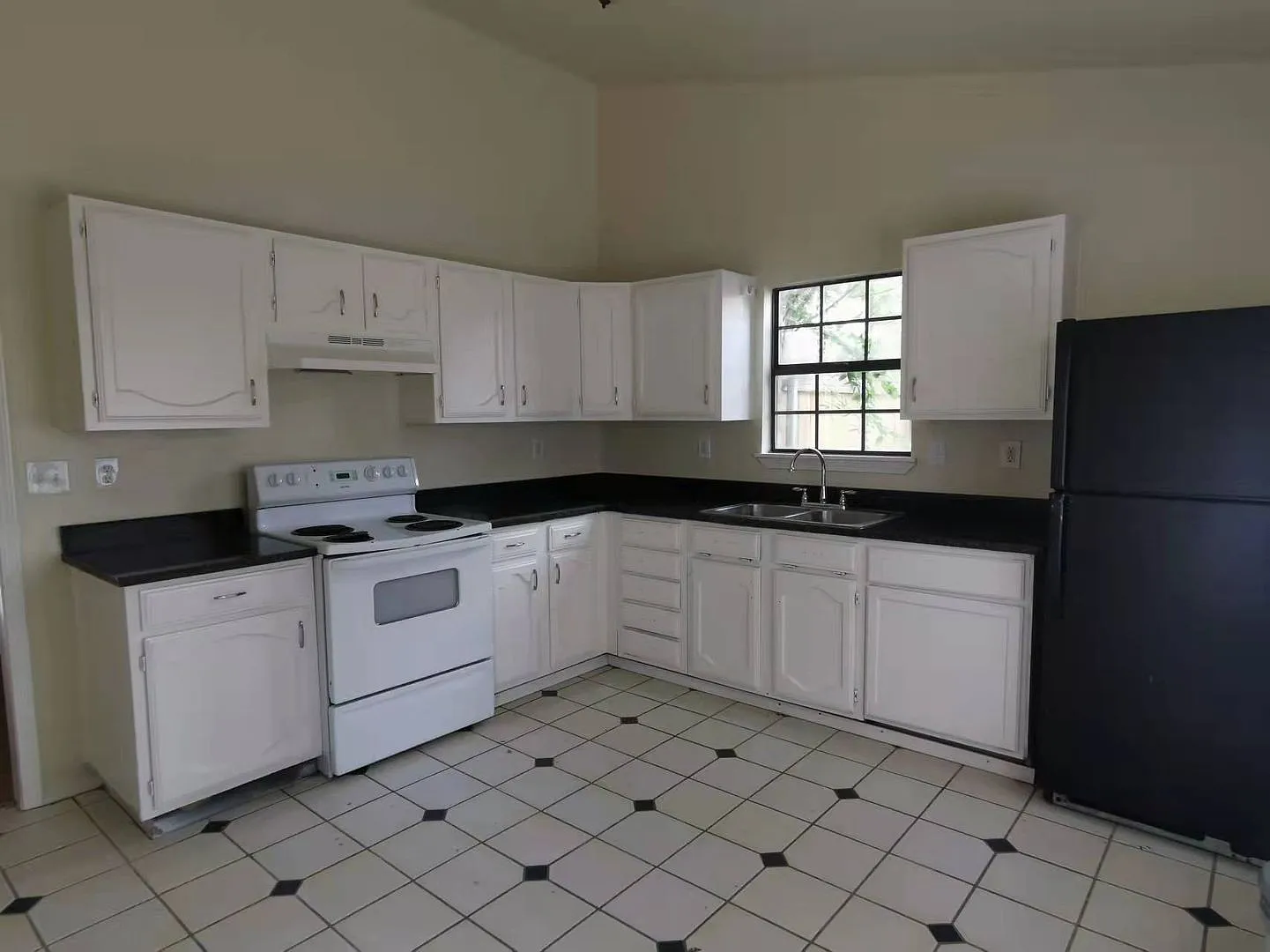 Beautiful 3 Bedroom 2 Bathroom in The Colony! — Photo 2