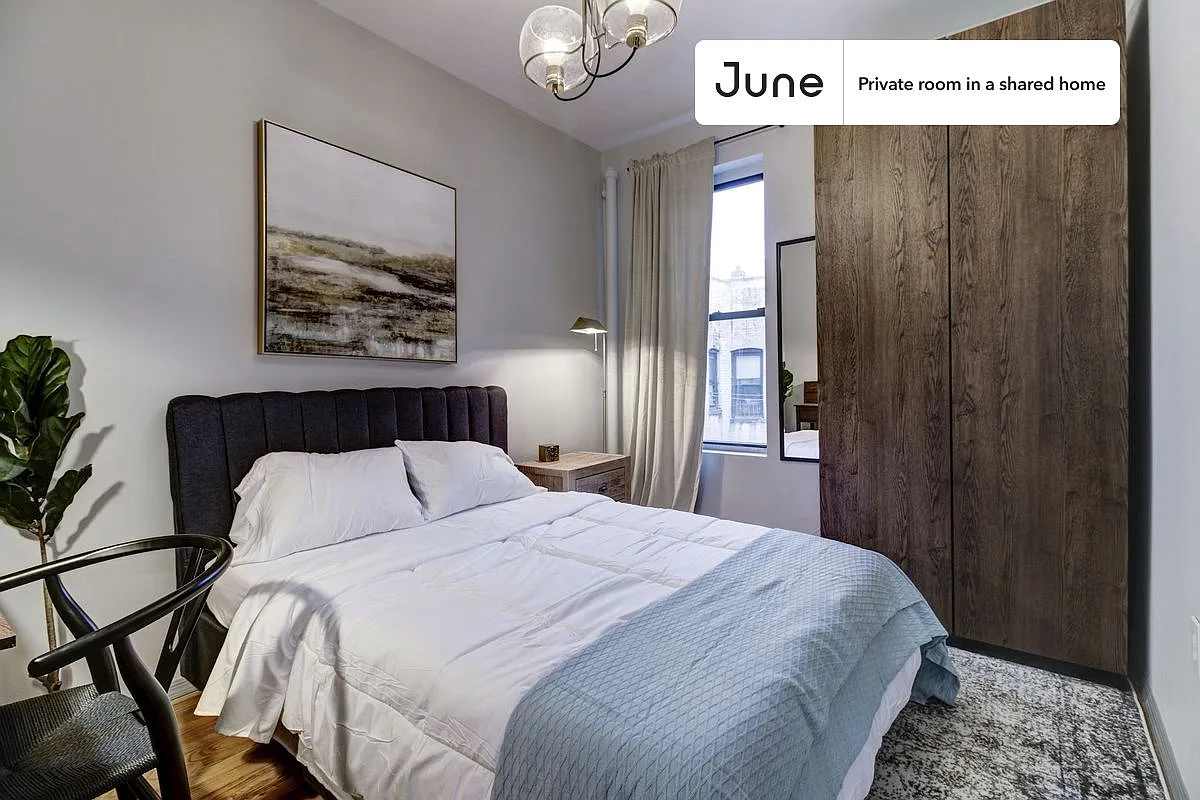Queen bedroom in 4 bed/1 bath home in Hamilton Heights #165 D — Photo 1