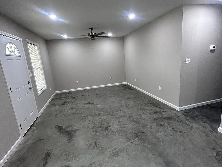305 Dallas Ave — Photo 8