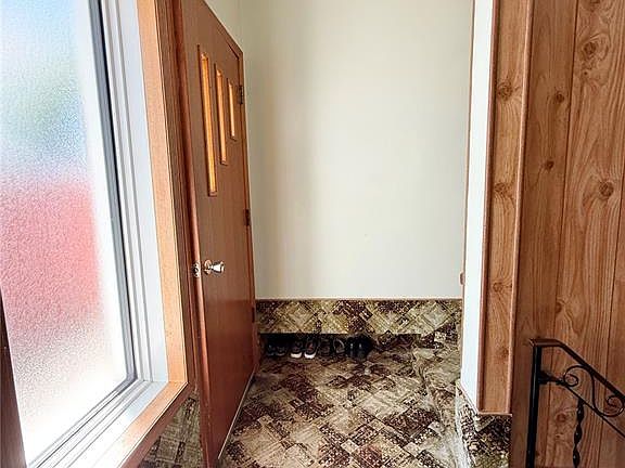 3rd image of 521 Elizabeth STREET