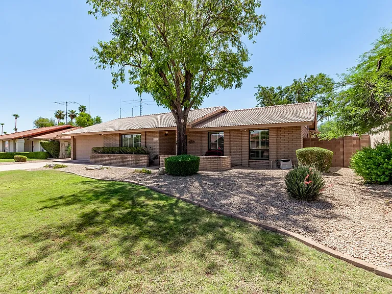 2637 E Sierra St — Photo 5