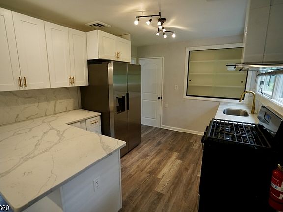 3rd image of 154 Jefferson Ave