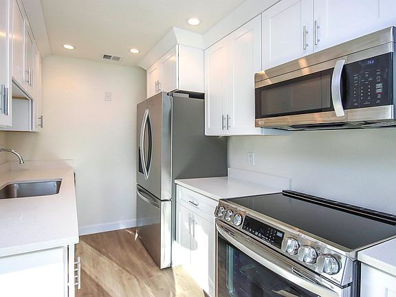 5th image of 561 Periwinkle Way Unit E2