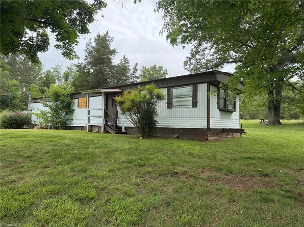 110 Beck Ln, Pilot Mountain, NC 27041