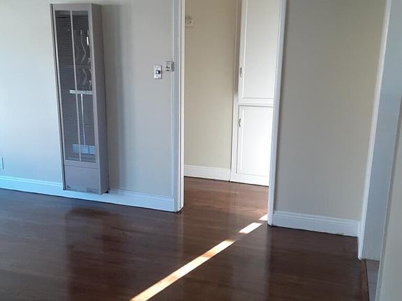 3rd image of 8760 1/2 Reading Ave