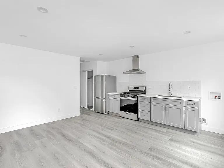 2747 S Mansfield Ave — Photo 9
