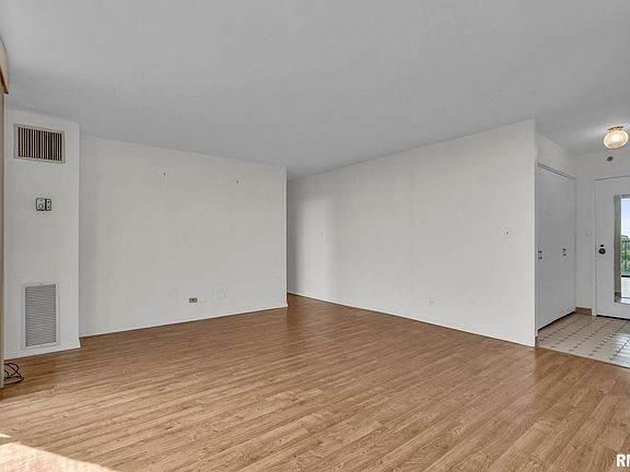4th image of 1800 7th St APT 11E