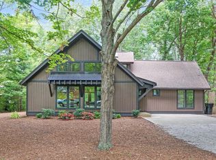 814 Golfview Dr, Douglas, MI 49406