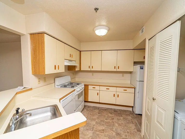 Windmill Lakes Apartments — Photo 8