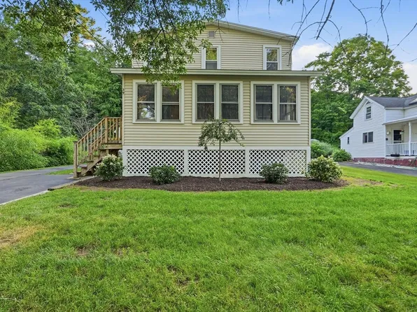 39 Water St, Leeds, MA 01053