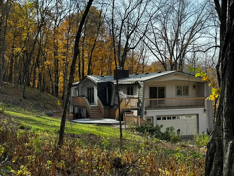 great outdoor spaces to enjoy, plus heated garage